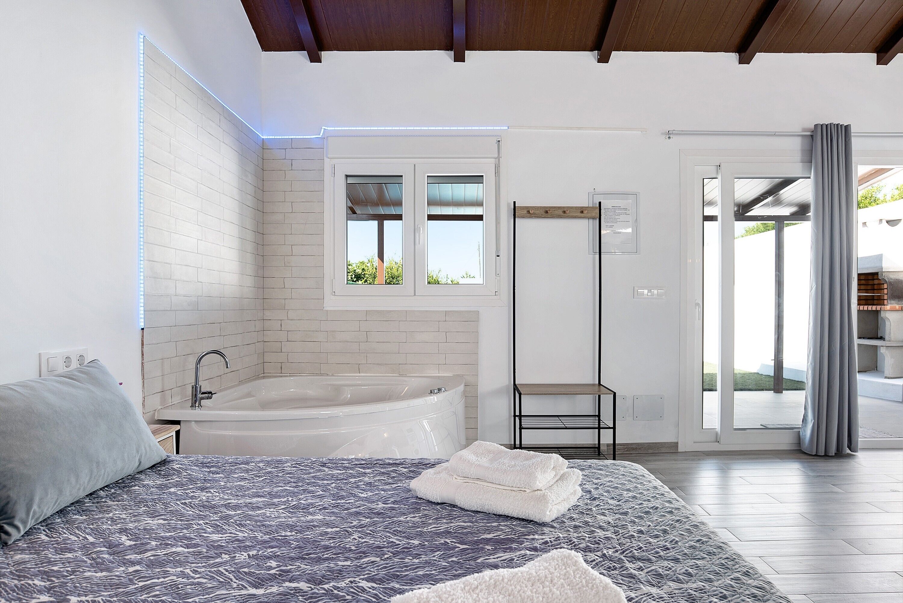 1 habitación, tabla de planchar con plancha, wifi gratis y ropa de cama 