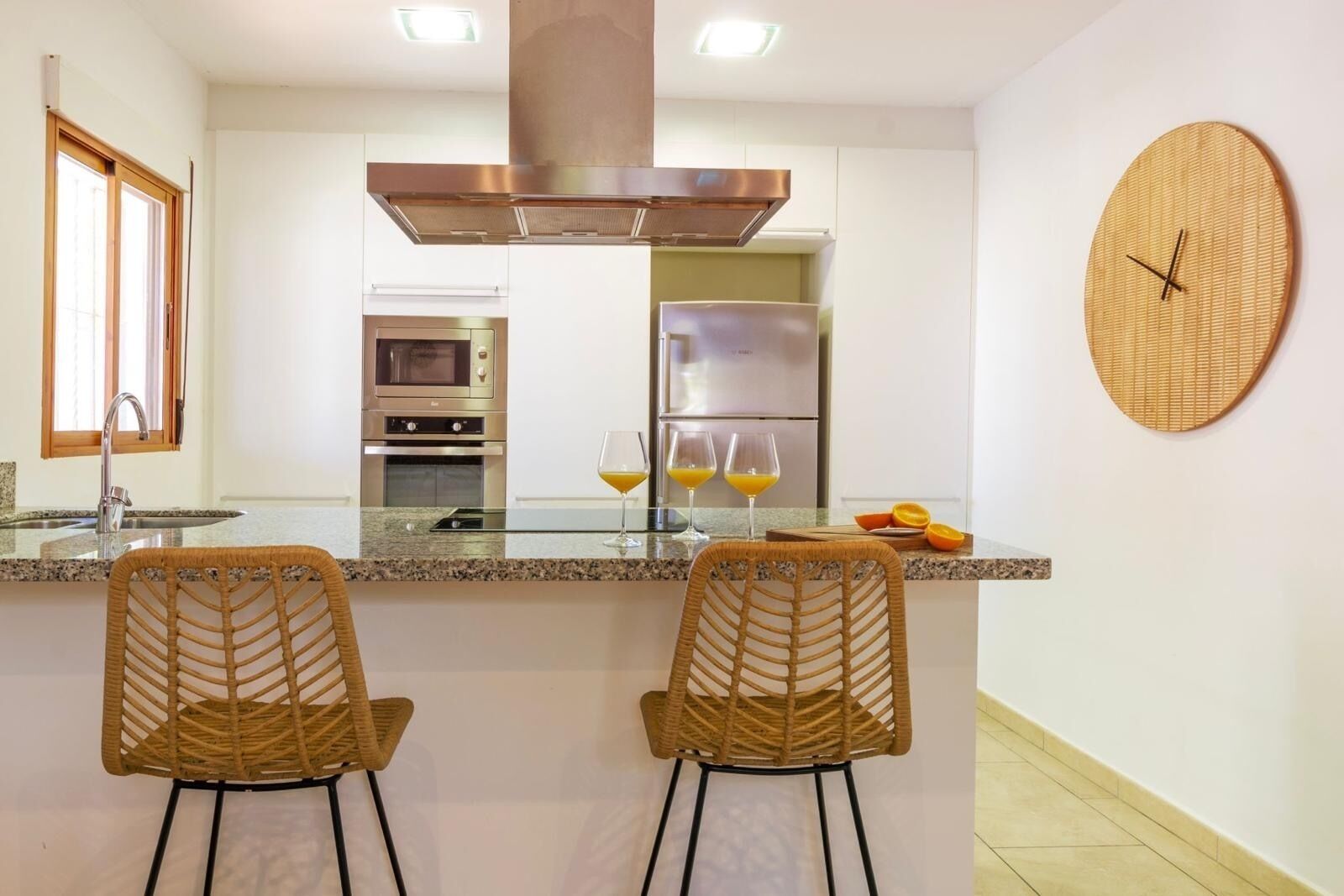 Frigorífico, microondas, horno y placa de cocina