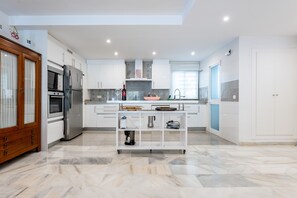 Jääkaappi, mikroaaltouuni, uuni, liesi