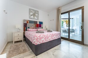 4 bedrooms, free WiFi, bed sheets - Apartment "Golden Beach Elviria" with Shared Pool, Private Terraces & Wi-Fi (Marbella)