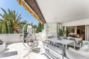Outdoor dining - Apartment "Golden Beach Elviria" with Shared Pool, Private Terraces & Wi-Fi (Marbella)
