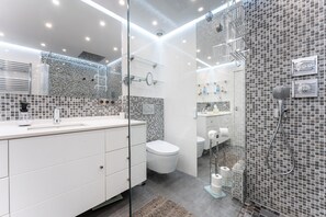 Shower, hair dryer, towels - Apartment "Golden Beach Elviria" with Shared Pool, Private Terraces & Wi-Fi (Marbella)