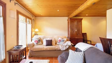 Een televisie en een open haard