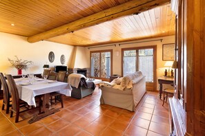 TV, fireplace - 'Mas Cal Gintó' with Mountain View, Private Terrace and Wi-Fi (Das)