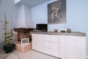 Interior - Vacation Home "La Casa Di Wioletta" with Sea View, Private Terrace & Wi-Fi (Barcellona pg)