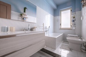 Badewanne, Haartrockner, Handtücher