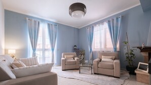 A living room with a sofa, two armchairs, a glass coffee table, and a fireplace. - Vacation Home "La Casa Di Wioletta" with Sea View, Private Terrace & Wi-Fi (Barcellona pg)