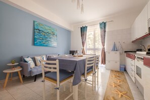 Fridge, microwave, oven, stovetop - Vacation Home "La Casa Di Wioletta" with Sea View, Private Terrace & Wi-Fi (Barcellona pg)