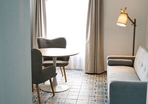 Suite – premium | Oppholdsområde | En 42-tommers smart-TV med kabel-kanaler samt TV