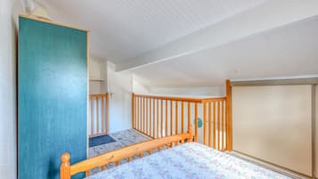 2 habitaciones y tabla de planchar con plancha