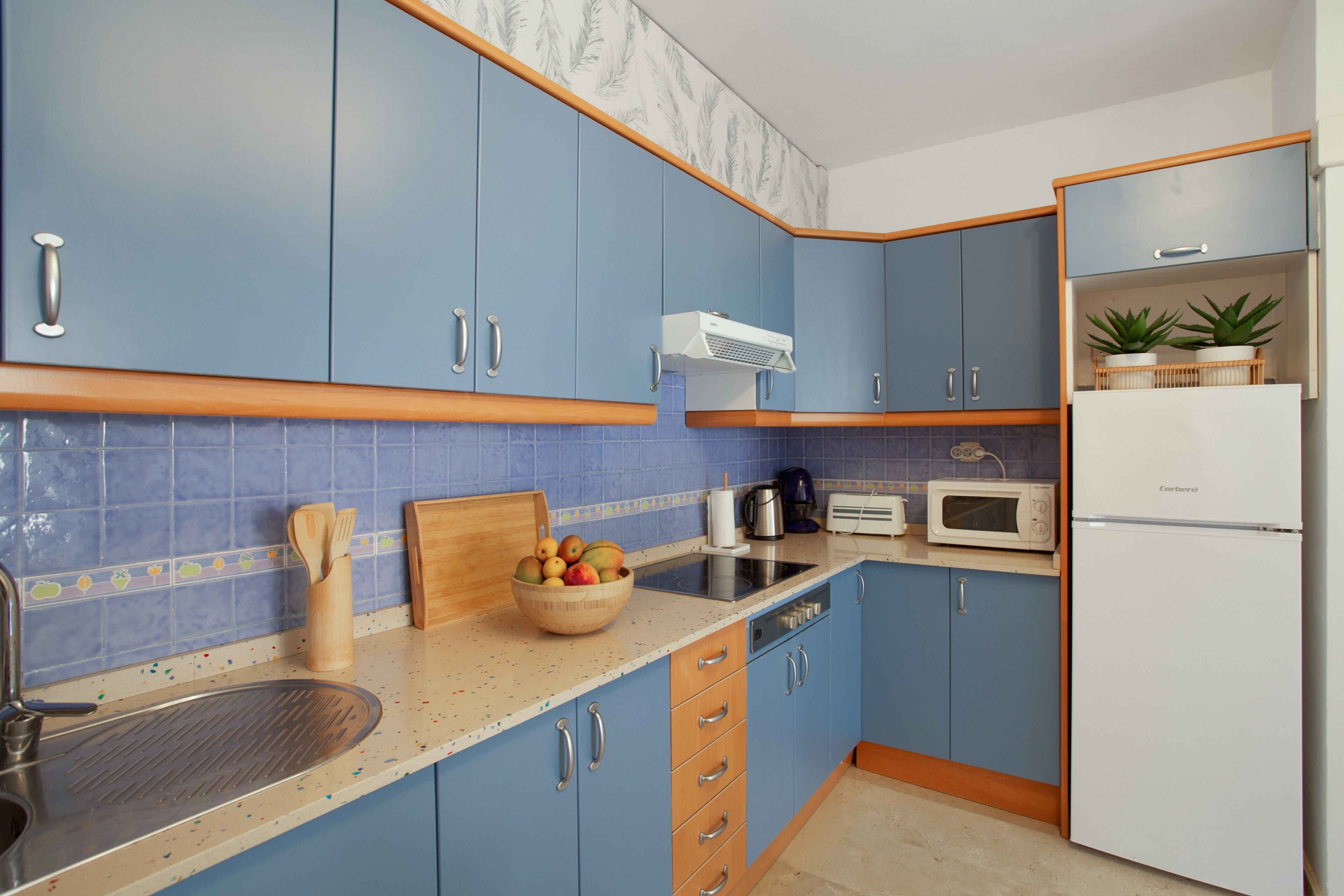 Frigorifero, microonde, piano cottura, macchina per tè/caffè