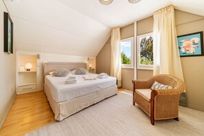 3 bedrooms, in-room safe, iron/ironing board, WiFi