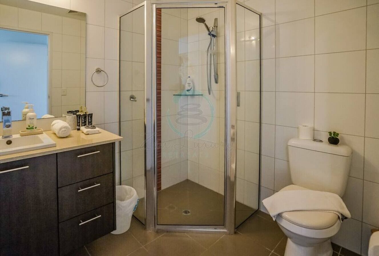 Executive Apartment | Bathroom | Shower, free toiletries, hair dryer, towels