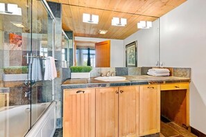 Shower, hair dryer - Breathtaking Oceanfront Studio | Sunset Cliffs (San Diego)