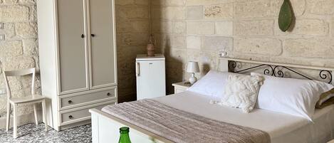 1 bedroom, bed sheets