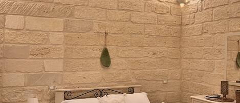 1 bedroom, bed sheets