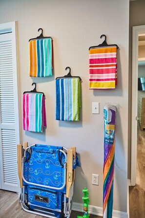 Interior - Beachy Bungalow: 3BR Home w/ Billiards/grill! (Jacksonville)