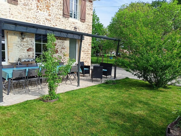 Outdoor dining - Maison Accueillante Entre Bordeaux et le Bassin (Salles)
