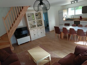 TV, books - Maison Accueillante Entre Bordeaux et le Bassin (Salles)