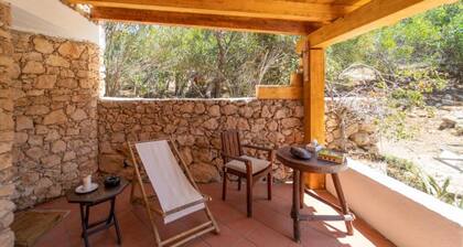 Dammuso detached cottage with garden a few meters from the sea in Lampedusa