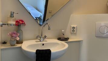 標準雙人房 | 浴室 | 淋浴設備、風筒、提供毛巾