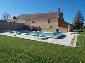 Utendørsbasseng og et oppvarmet basseng