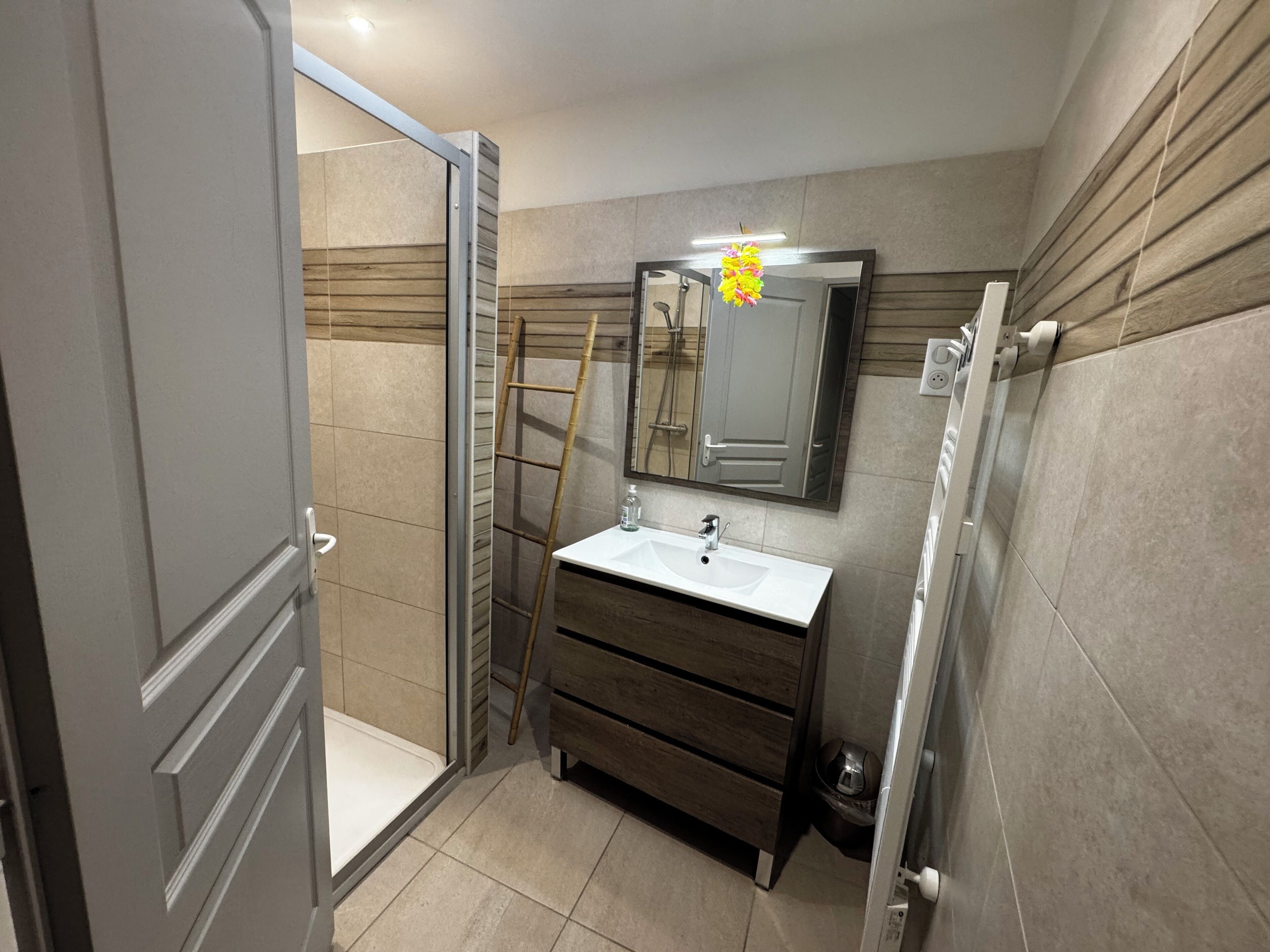 Douche, serviettes fournies
