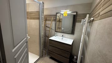 Douche, serviettes fournies