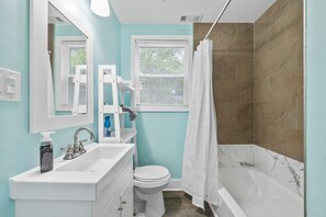 Shower, hair dryer, towels, soap - West End Retreat Near Downtown ATL & Beltline (Atlanta)