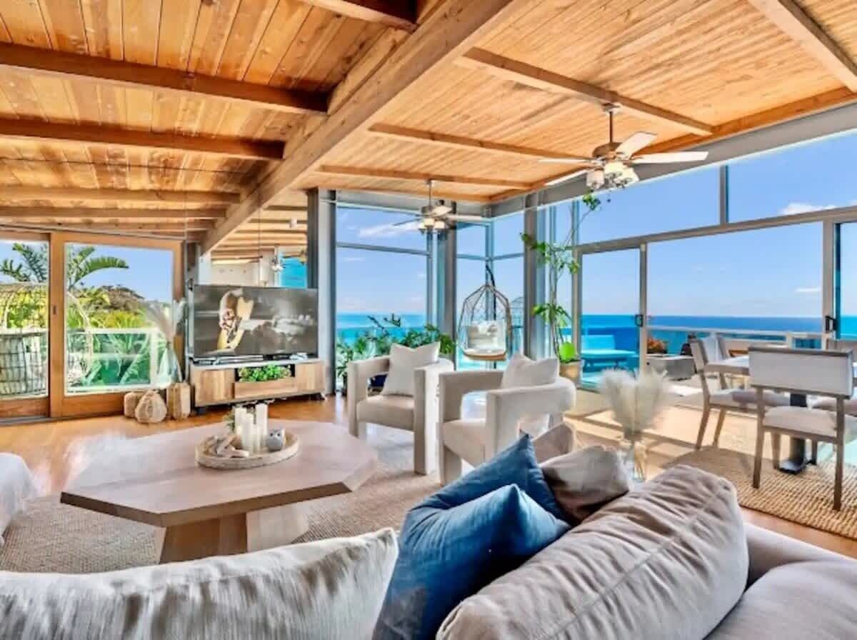 تلفزيون، مدفأة، مكتب