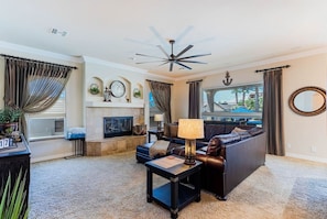 Smart TV, fireplace - Luxury Residential Estates | Pool | Spa | Firepit (Lake Havasu City)