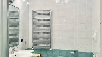 Monolocale comfort | Bagno | Doccia, asciugacapelli, bidet, asciugamani