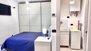 Monolocale comfort | Biancheria da letto di alta qualità, cassaforte in camera, una scrivania