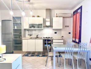 Studio – comfort | Oppholdsområde | En 55-tommers smart-TV med digitale kanaler samt TV og Netflix