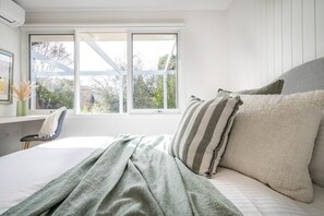 4 bedrooms, iron/ironing board, internet, bed sheets