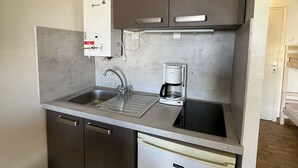Wasserkocher mit Kaffee-/Teezubehör, Kühlschrank, Mikrowelle, Herdplatte