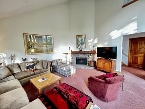 تلفزيون ذكي، مدفأة، كرة قدم الطاولة، تنس طاولة