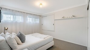 6 bedrooms, WiFi, bed sheets