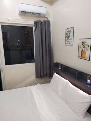 1 bedroom, soundproofing, iron/ironing board, WiFi - SMDC Breeze Studio End Unit with Balcony Sleeps 4 (Pasay)