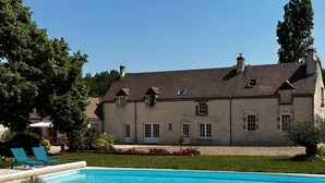 A large building with a swimming pool, surrounded by greenery and a clear sky. - Domaine de Couilleuse (Saint-Laurent-Nouan)