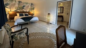 A bedroom with a bed, a bedside table, a floor lamp, and a mirror. - Domaine de Couilleuse (Saint-Laurent-Nouan)
