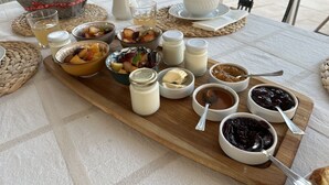 A wooden serving board with various food items and condiments on a table. - Domaine de Couilleuse (Saint-Laurent-Nouan)