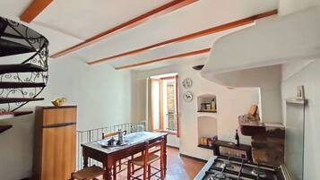 Fridge, oven, stovetop, coffee/tea maker