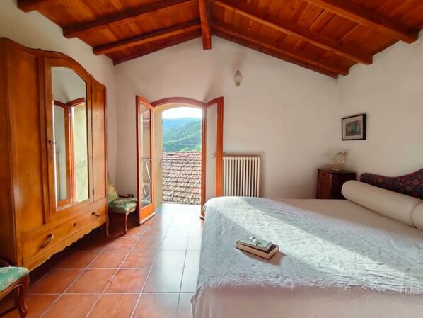 3 makuuhuonetta, silitysrauta/-lauta, ilmainen Wi-Fi, vuodevaatteet