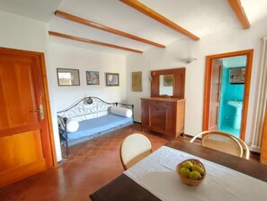 3 makuuhuonetta, silitysrauta/-lauta, ilmainen Wi-Fi, vuodevaatteet