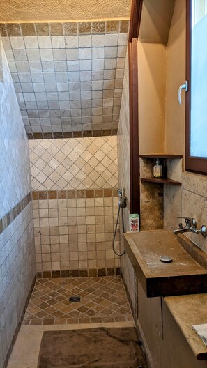 Dusche, Haartrockner, Handtücher, Seife