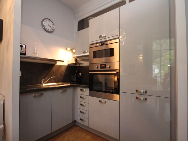 Kylskåp, mikrovågsugn, ugn och spishäll