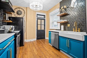 Fridge, microwave, oven, stovetop - Stunning midtown remodel with 4 kings beds + Parking! (Kansas City)