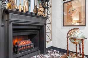 Interior - Stunning midtown remodel with 4 kings beds + Parking! (Kansas City)