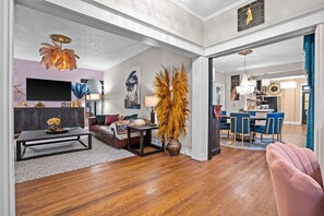 Smart TV, fireplace, offices - Stunning midtown remodel with 4 kings beds + Parking! (Kansas City)